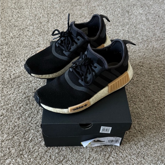 Adidas Women’s NMD R1 'Black Carbon shoes sneakers size 7 - Picture 1 of 15